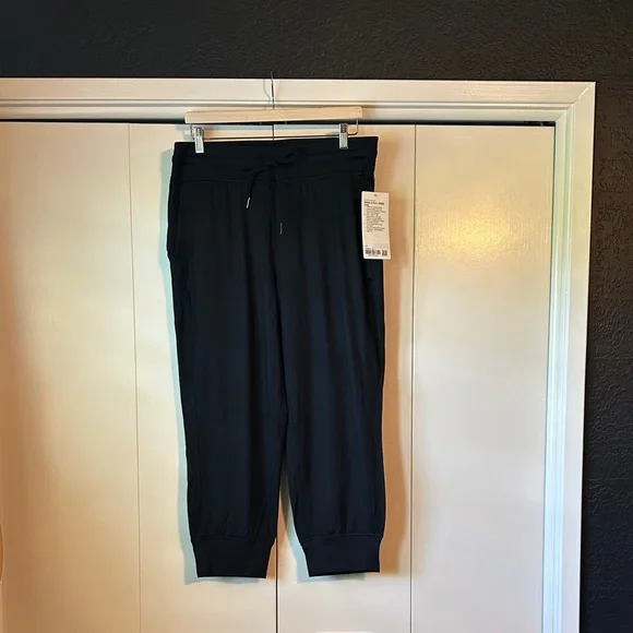 NWT Lululemon Athletica Jogger Crop - Picture 3 of 7